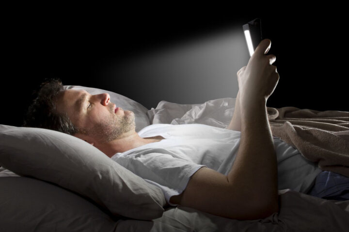 Негативное влияние использование смартфона перед сон на качество отдыха
