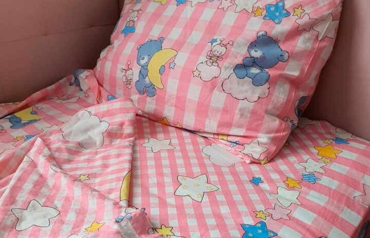 Розовый постельный комплект для детской комнаты
